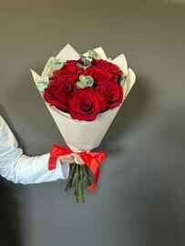 Buket iz 7 krasnih roz i evkalipta