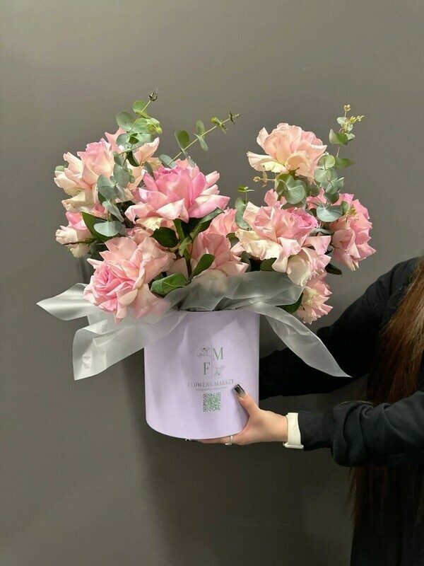 Цветы в коробке "Цветущая милость" с французской розой, цветы в коробке "цветущая милость" с французской розой