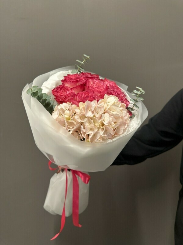 Букет с розами и гортензией «Нежность», букет с розами и гортензией «нежность»