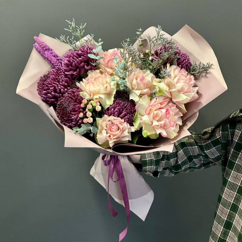 Букет «Пурпурная мелодия» с французской розой, хризантемой, лимониум, премиум