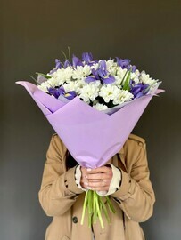 Buket s hrizantemoj i irisami "Nezhnij duet"