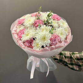 Нежный букет с хризантемой «Балтика» и розовым диантусом