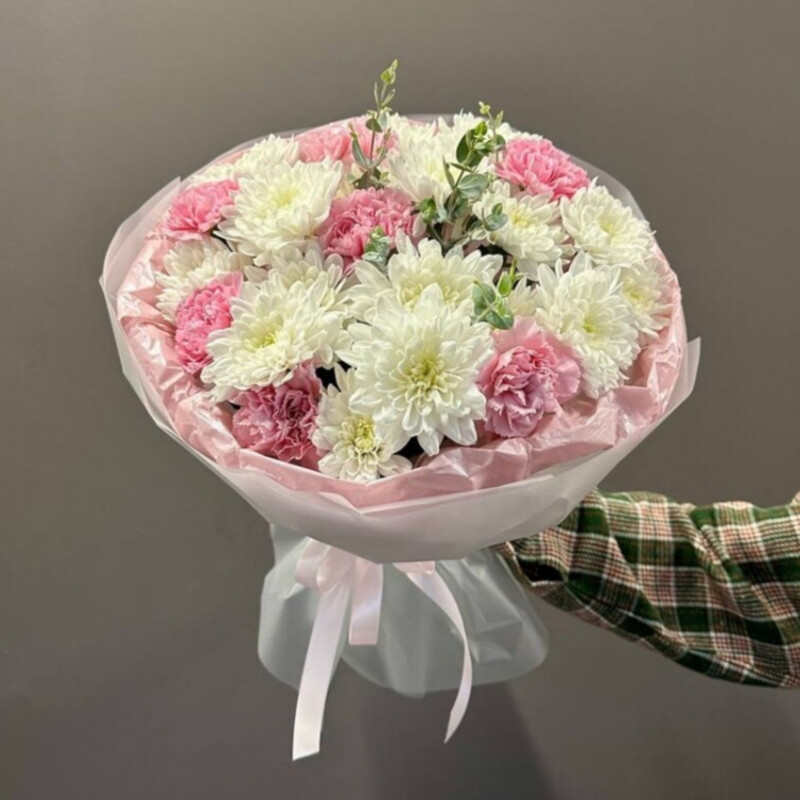 Нежный букет с хризантемой «Балтика» и розовым диантусом, стандартный