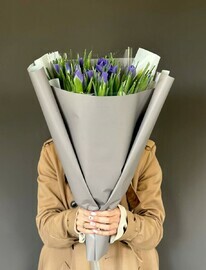 Buket s irisami "Ocharovanie mgnoveniya"