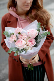 Buket s rozoj "Pink ohara" i evkaliptom