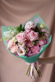 Buket vesennij na 8 marta s frantcuzskoj rozoj