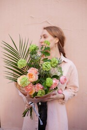 Букет экзотический с гвоздикой и робелини