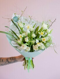 Букет с тюльпанами нежный