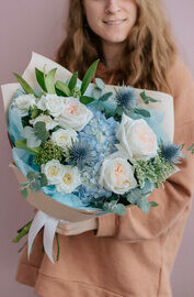 Букет пышный с голубой гортензией