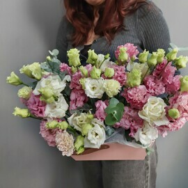 Korobka s belimi i rozovimi eustomami