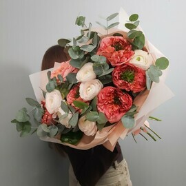 Nezhnie ranunkulyusi i yarkie pionovidnie rozi