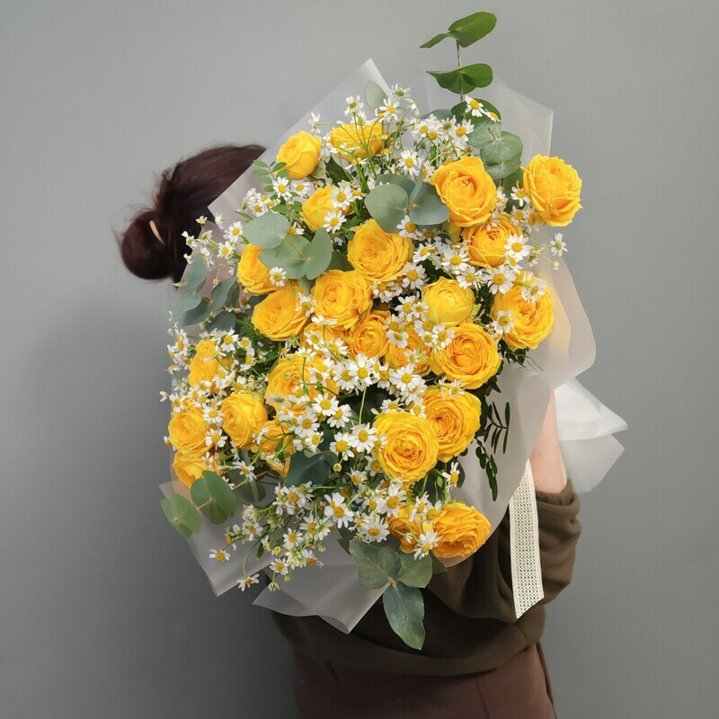 Pionovidnie rozi Luna Trendsetter, solnechnie romashki i evkalipt, pionovidnie rozi luna trendsetter, solnechnie romashki i evkalipt