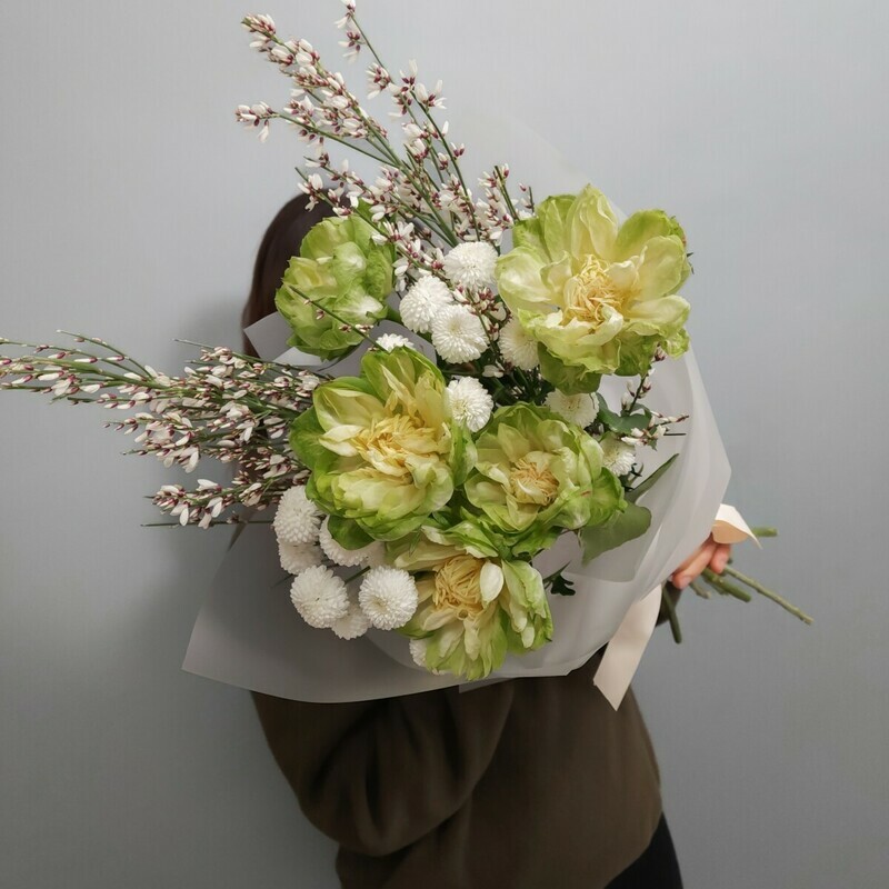 Pionovidnie rozi Veggi, aromatnaya genista i hrizantemi shariki, standart