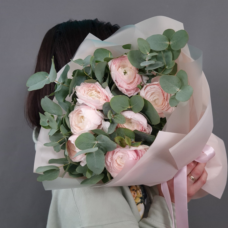 Нежные ранункулюсы с эвкалиптом, стандартный