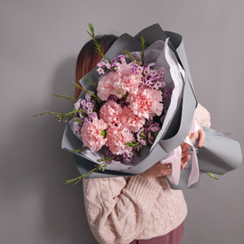 Ароматный букет с гвоздиками и ваксфлауэром