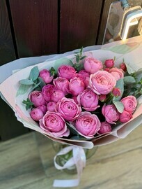 Pionovidnie rozi s evkaliptom