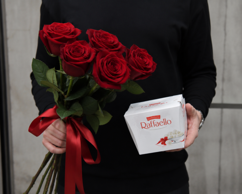 5 красных роз с конфетами Raffaello , стандартный