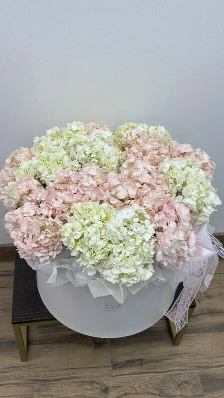 Огромная шляпная коробка с гортензиями, премиум