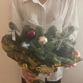 Зимний букет из живой ели с декором