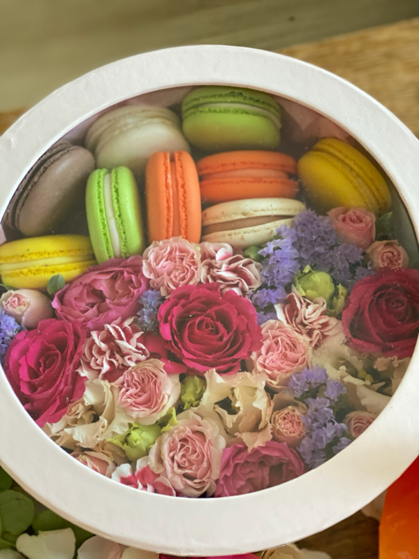 Flowers and macaroons, standart