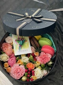 Round box with flowers and 6 pasta