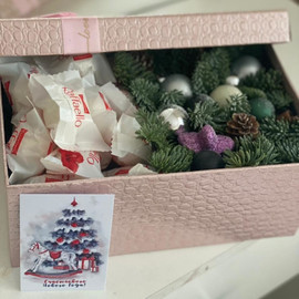 Novogodnyaya korobka so sladostyami