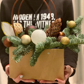 Хвойные лапы в сумочке крафт