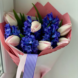 Букет на 8 марта с тюльпанами и гиацинтами
