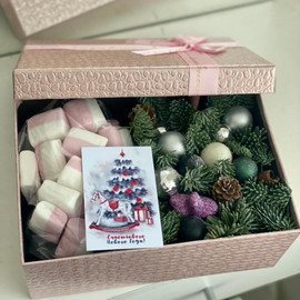 Ель и сладости в коробке