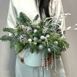 «Snezhnij vihr_» kompozitciya s el_yu Nobilis i elochnimi sharami, podarok na Novij god