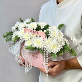 «Snegopad» kompozitciya iz eli(nobilisa) i hrizantemi