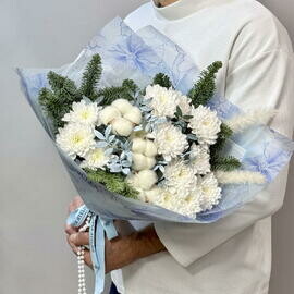 «Snezhnij puh» buket iz eli (nobilisa) hrizantemi i hlopka