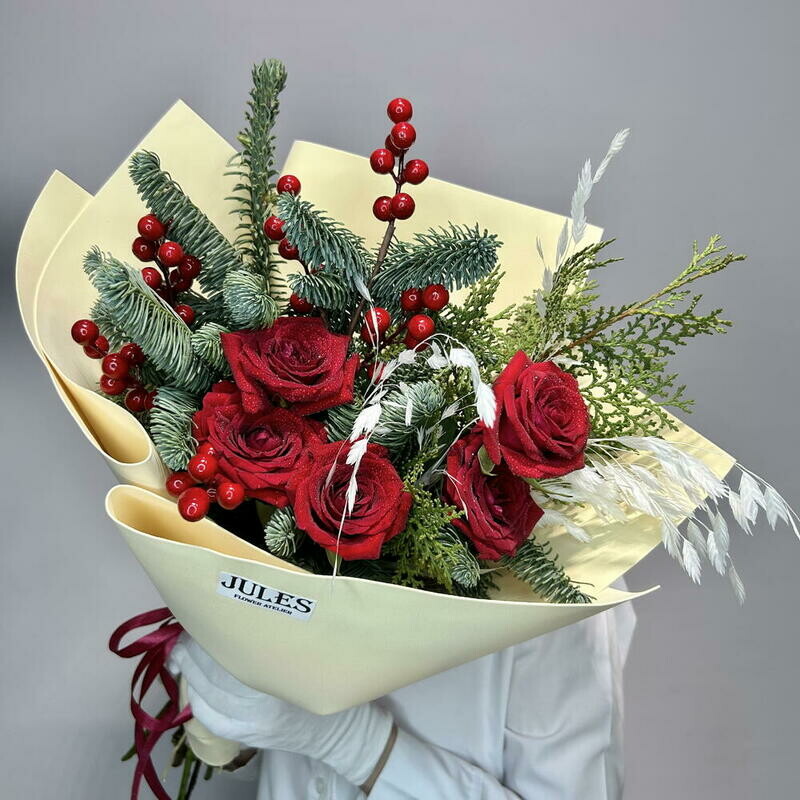 «Alaya svezhest_» buket iz nobilisa,tui,rozi red naomi,dekora i hasmantiuma, «alaya svezhest_» buket iz nobilisa,tui,rozi red naomi,dekora i hasmantiuma