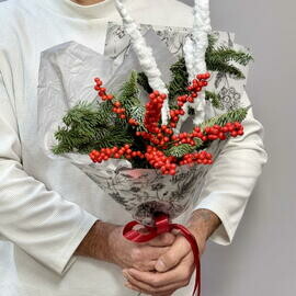 «Северная ягода» букет из нобилиса (ели) и Илекса