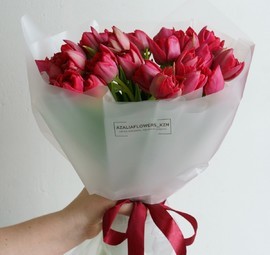 Buket iz krasnih pionovidnih tyul_panov