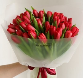 Buket iz krasnih klassicheskih tyul_panov