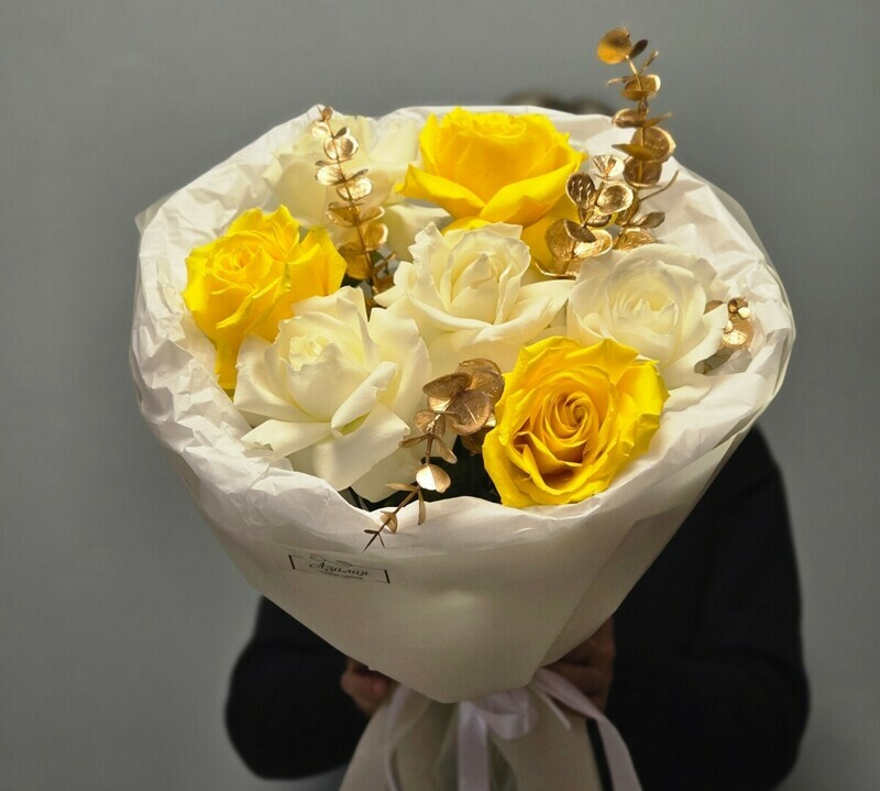 Buket iz belo-zheltih roz, standart