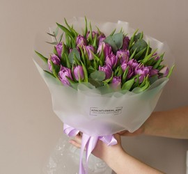 Buket iz 25 sirenevih pionovidnih tyul_panov s evkaliptom