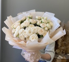 Букет из нежных кустовых роз