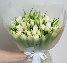 Букет из белых пионовидных тюльпанов