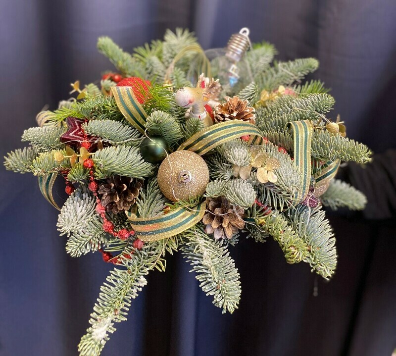 Kompozitciya s nobilisom, sharami i lentami, standart