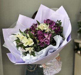 Букет из альстромерий с фисташкой