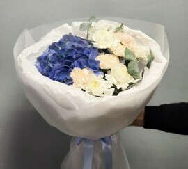 Букет с голубой гортензией