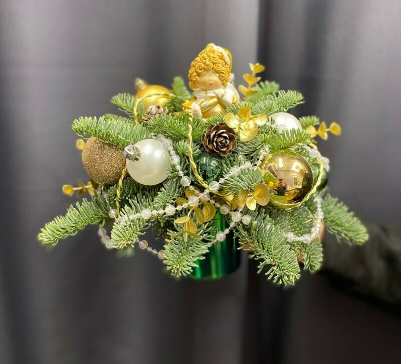 Novogodnyaya kompozitciya s nobilisom i yarkimi sharami, standart