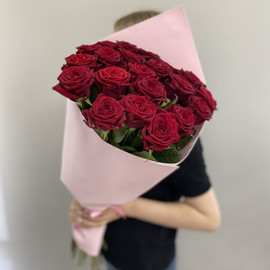 Букет из 21 алой розы