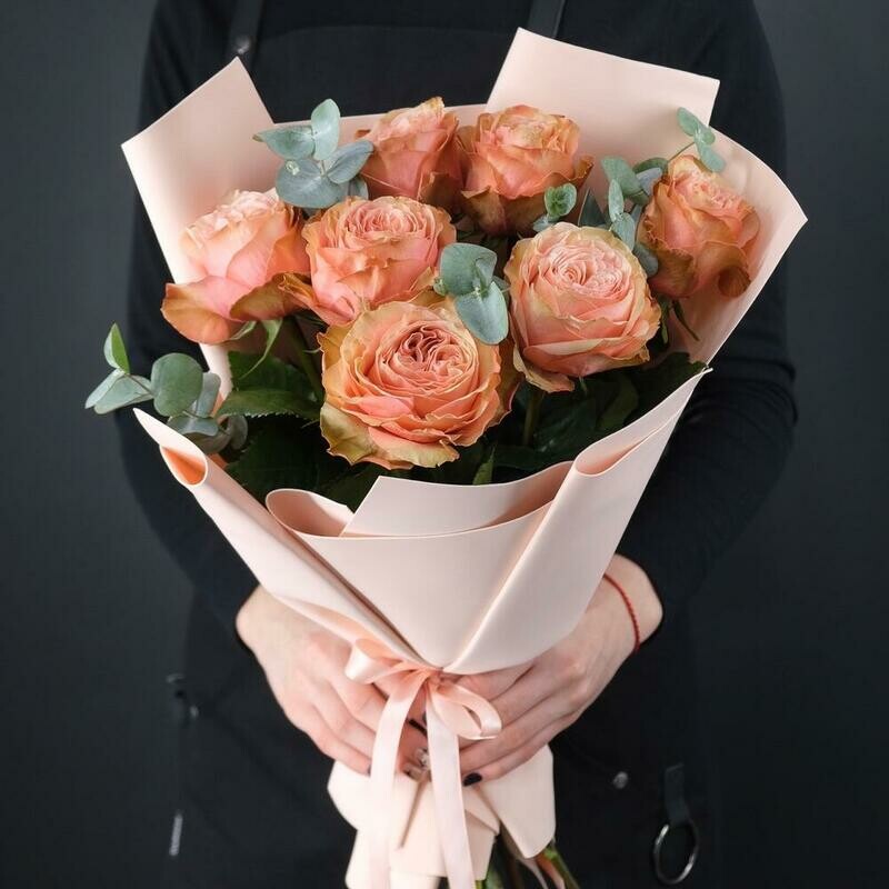 Buket iz 7 pionovidnih roz Kahala s evkaliptom, standart