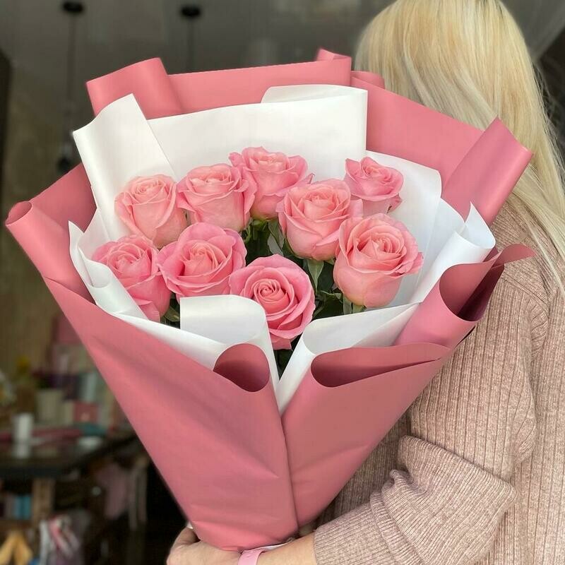 Buket nezhnosti i krasoti s rozovimi rozami, standart