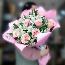 Букет с альстромерией и розовой розой