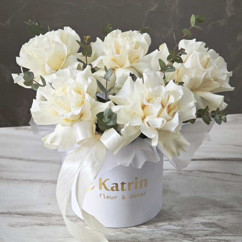 Белые французские розы с эвкалиптом, стандартный