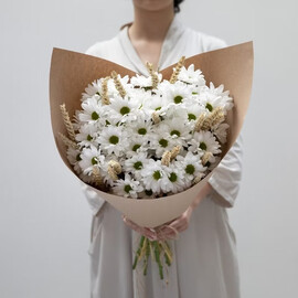 Прекрасный букет ромашек и пшеницы